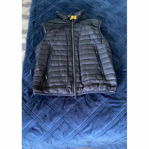 PJS väst - PJS väst, Str: L, passar M, Modell: Herr, Skick: helt ny, Pris: 650kr.  Kolla gärna in mina andra inlägg, Vid intresse av fler varor så fixar jag ett bra paketpris!