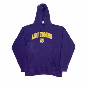 LSU TIGERS Vintage Hoodie - Säljer en skit snygg vintage hoodie i storlek large och passar skit snyggt oversized om man har storlek Medium eller small. Hoodien är i jätte bra skick. Skickar endast👍🏻 Ha en bra dag!