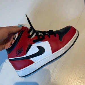 AIR JORDAN 1 MID - Säljer mina Jordan 1 mid i rött, svart och vitt nu. Storlek 39, normal i storleken. Möts upp i Stockholm eller fraktar för 100kr. Buda i kommentarerna. 