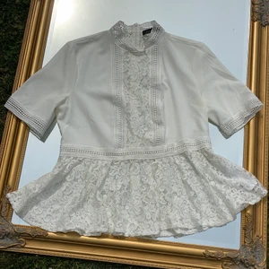 Fin blus från Zara - Vit blus med spets från zara. Använd ett fåtal gånger! Fodrad fram men inte bak, så på baksidan syns huden igenom spetspanelen. Jättefin! Storlek S. Köp flera plagg och få paketpris! 🤩