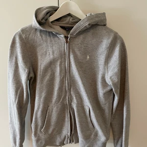 Ralph Lauren tröja  - Säljer denna superfina tröja ifrån Ralph Lauren💓💓.säljer den för att jag inte fått så mycket användning av den på senaste tyvärr. Hoppas den passar bättre i din Garderob 🌻🌻