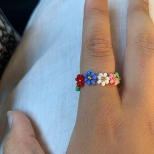 Pärlring - Superfina pärlringar i blom mönster! Man kan även välja vilka färger man vill på ringarna💞 dom är gjorda i elastisk tråd så de passar alla storlekar!