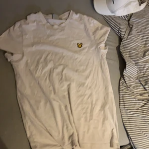 Storlek S - Lyle and scott t-shirt, har så mycket kläder så vill få bort med lite kläder.