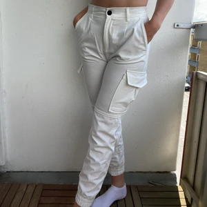 Vita cargobyxor - Snygga cargobyxor från Bershka. Säljs då dom ej kommer till användning. 