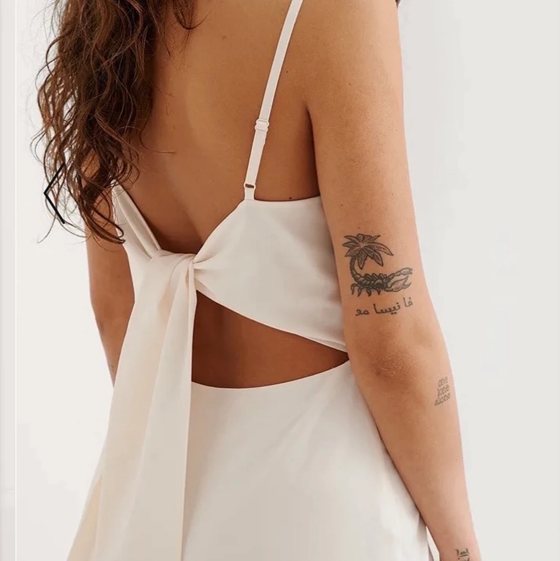 Vit långklänning med öppen rygg  - 91