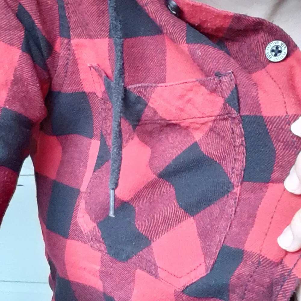Skön flanell skjorta! Knappt använd och alla knappar sitter kvar. Säljs då jag ändrat stil lite och inte använder den. . Hoodies.