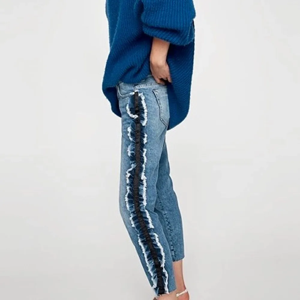 Säljer dessa coola slutsålda jeansen från Zara. De var en fin detalj på sidan som gör de unika. De är i väldigt fint skick och passar 34-36💙. Jeans & Byxor.