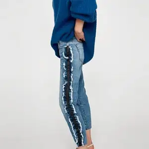 Säljer dessa coola slutsålda jeansen från Zara. De var en fin detalj på sidan som gör de unika. De är i väldigt fint skick och passar 34-36💙