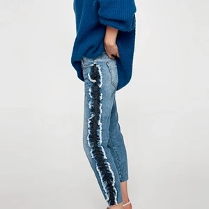 Jeans från Zara - Säljer dessa coola slutsålda jeansen från Zara. De var en fin detalj på sidan som gör de unika. De är i väldigt fint skick och passar 34-36💙