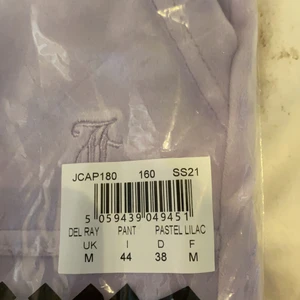 juicy byxor - oöppnade inte ens provade! färgen är pastel lilac!! med fickor på baksidan!  frakter är 45kr pris kan diskuteras 