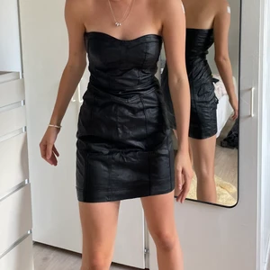 Skinklänning, storlek S/M - Säljer en as het svart skinnklänning som är i väldigt bra skick💕 köparen står för frakten🌸🌸