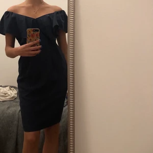 Mörkblå klänning - Superfin cocktailklänning med volang som jag tyvärr knappt har kunnat använda.🌺💐 Lite stor på mig som är S/M, men det finns ett skärp till känningen som gör den riktigt fin och bra🌟 Buda/pruta/ställ frågor i kommenterna✨ 