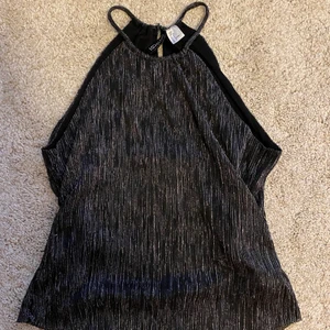 Glittrig topp - Helt ny topp som aldrig är använd, jättefin och skönt material🥰 Skriv gärna om du har några frågor😊