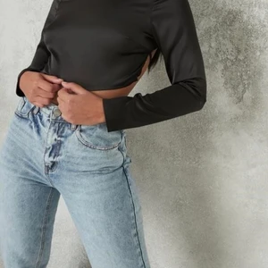 Satintopp med öppen rygg från Missguided - Satintopp från Missguided med öppen rygg med knytning i bak. Storlek 38, men passar också 34-36 då den är lite mindre i storleken. Använd 1 gång så som ny.