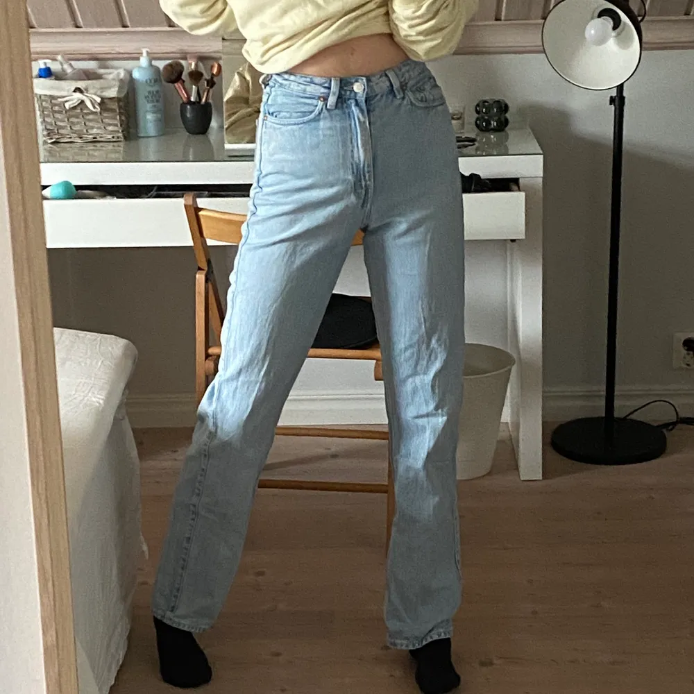 Skitsnygga jeans från Weekday i modellen Rowe i en ljusblå tvätt. Säljer pga har andra liknande jeans redan. De är i superbra skick och har varit använda ett fåtal gånger☺️ De är i storlek 26/34 så de är långa och lägger sig snyggt runt skorna.💕. Jeans & Byxor.