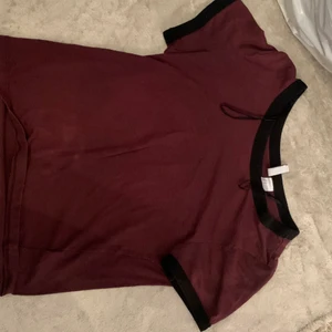 Storlek S - En helt vanlig T-shirt i lila/mörk lila färg med svarta detaljer. Jätteskön går att använda som pijamas eller ute kläder. 