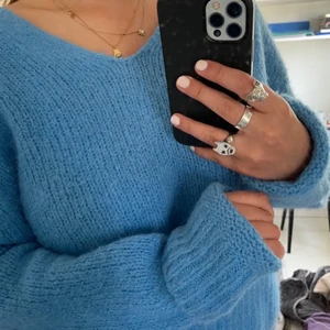 Fin blå Stickad - Säljer nu denna fina blå stickade då den inte kommer till användning längre, köpt på hm!💕 Bra skick då knappt använd!     Tröjan är längre i verkligheten!