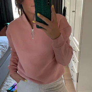 Rosa sweatshirt  - En rosa sweatshirt från Pull and Bear med dragkedja! I storlek S❤️ & köparen står för frakten❤️
