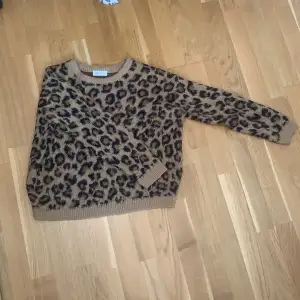 Säljer denna leopard tröja från hm. Säljer pga änvänder aldrig. Det är en barn strl men funkar på xxs-xs