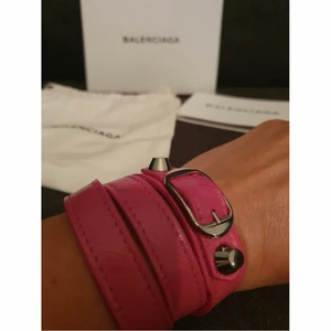 Balenciaga armband - Helt oanvänt balenciaga armband i storlek S! Endast testad och alla tillbehör och låta får man med. Så fint men passar inte mig så därför så säljer jag den❤️❤️