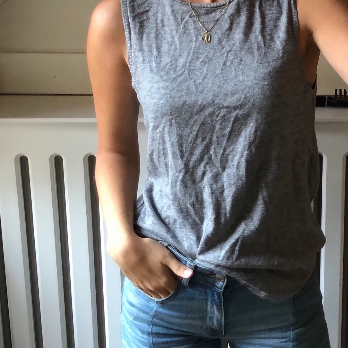 Finstickat grått linne