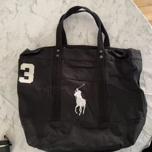 Väska från Ralph Lauren! Aldrig använd! - Svart väska från Ralph Lauren. Material : Canvas. Dragkedja. 