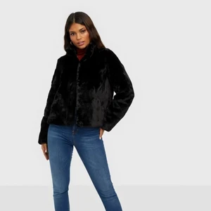 Pälsjacka (FAKE!!) - Kort, jätteskön pälsjacka (fake) i svart. Strl small, sparsamt använd och därmed i bra skick! Perfekt som höstjacka💫💞 Pris och frakt kan självklart diskuteras☺️