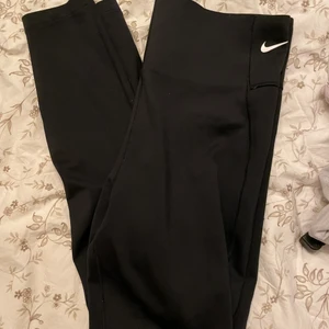 nike - ett par helt oanvända träningstights från nike, stl L