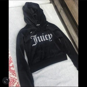 Juicy Couture strl S - Fin velour hoodie från Juicy Couture. Använd endast ett fåtal gånger utmärkt skick 9/10🔥 Inköpt Nordiska kompaniet i Stockholm detta år.