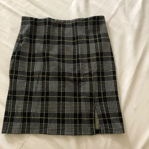 rutig kjol - söt svart/grå rutig kjol från gina tricot, knappt använd. köpt för 150kr säljer för 60kr + 12kr frakt. meddela om eventuella frågor💕 (det är 12kr inte 29kr frakt som gäller) 