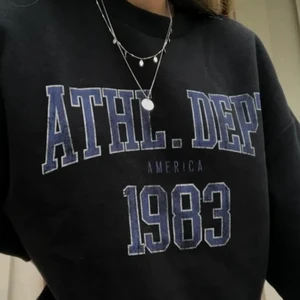 Sweatshirt - Nästan oanvänd sweatshirt från Gina! Frakt tillkommer🖤