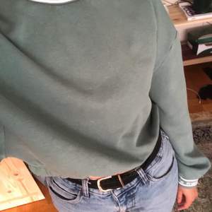 En ”croppad” sweater med resårband i midjan. En väldigt fin grön nyans. Jätte snyggt till tex ett par ljusa jeans eller som mjukis set. 