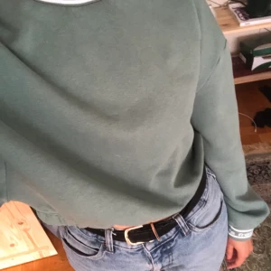 Tjocktröja - En ”croppad” sweater med resårband i midjan. En väldigt fin grön nyans. Jätte snyggt till tex ett par ljusa jeans eller som mjukis set. 