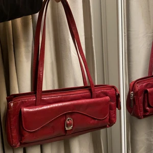 Väska - Denna röd/vinröda väska!! Köpt secondhand 