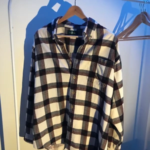 Overshirt/skjorta - Casual skjorta med rutigt mönster i storlek medium.