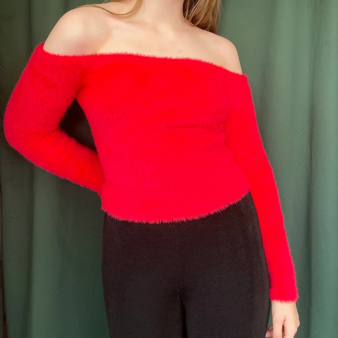 Off-shoulder röd fluffig tröja H&M