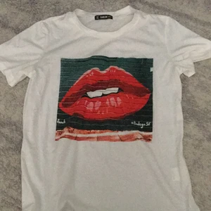 T-shirt läppar - En jätte fin oanvänd t-shirt med läpp tryck som jag aldrig har använt!☺️ skriv för intresse & frågor💗💗