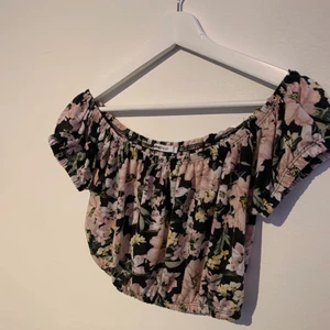 Blommig offshoulder topp - Blommig offshoulder topp från gina. Väldigt sommrig och fin topp. 