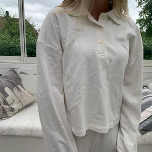 sweatshirt  - sweatshirt med knappar från gina. använd väldigt få gånger och därmed i nyskick. storlek m