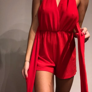 Röd byxdress  - Röd byxdress som går att knyta på olika sätt 