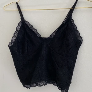 Svart topp xs - Jättefin topp i blommigt spets mönster. Säljer då den tyvärr inte kommer till användning längre. Skriv vid intresse🌸