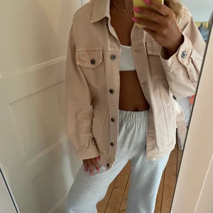 Rosa jeansjacka - Intressekoll på min ljusrosa jeansjacka från Zara. Superfin blekt rosa med skärp i midjan om man vill dra åt den. Köpt för några år sedan men har tyvärr inte fått så mycket användning som jag velat (max 5 gånger) så tänkte kolla om någon annan kan få mer användning av den :) köpt för 599kr. Storlek XS men oversized så passar XS-M.