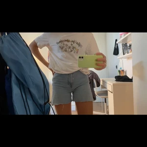 Jeansshorts  - Ett par jeans från Weekday som jag själv har klippt. Jättesnygga och sköna! 💙Jeansen kostar 500kr!