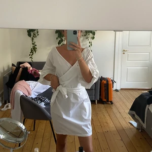 Vit klänning från Nelly  - Jätte fin vit klänning från Nelly. Använd endast en gång. Inga fel på klänningen överhuvudtaget bara inte kommit till användning 🥺 säljer för 150 kr. Köparen står för frakt 💕