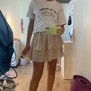 Kjol - Fin kjol! Använd runt 5 gånger. 💕🌺