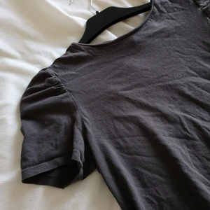 Grå t-shirt med puffärm  - En grå Tisha med puffärm. Ganska ny köptes och användes nästan bara 1-2 gånger så inte nopprig eller något. 💗 Storlek xs men kan passa en s också💗 Det går att mötas upp i Halmstad annars kan man frakta men då står köparen för fraktkostnad 