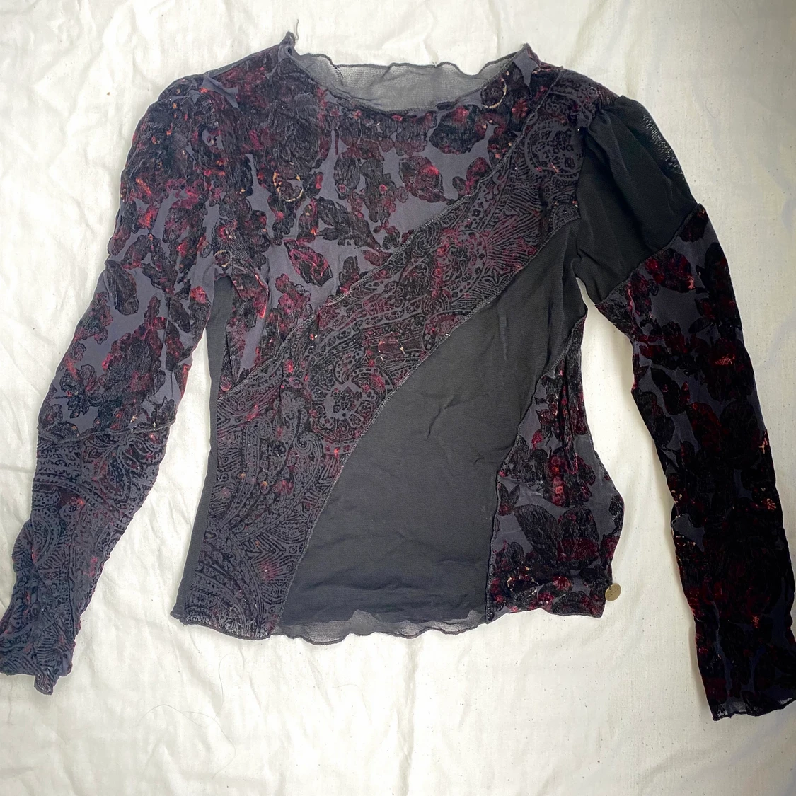 Svart / röd mesh topp