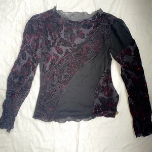 Svart / röd mesh topp - Svart & röd mesh topp med blommor 