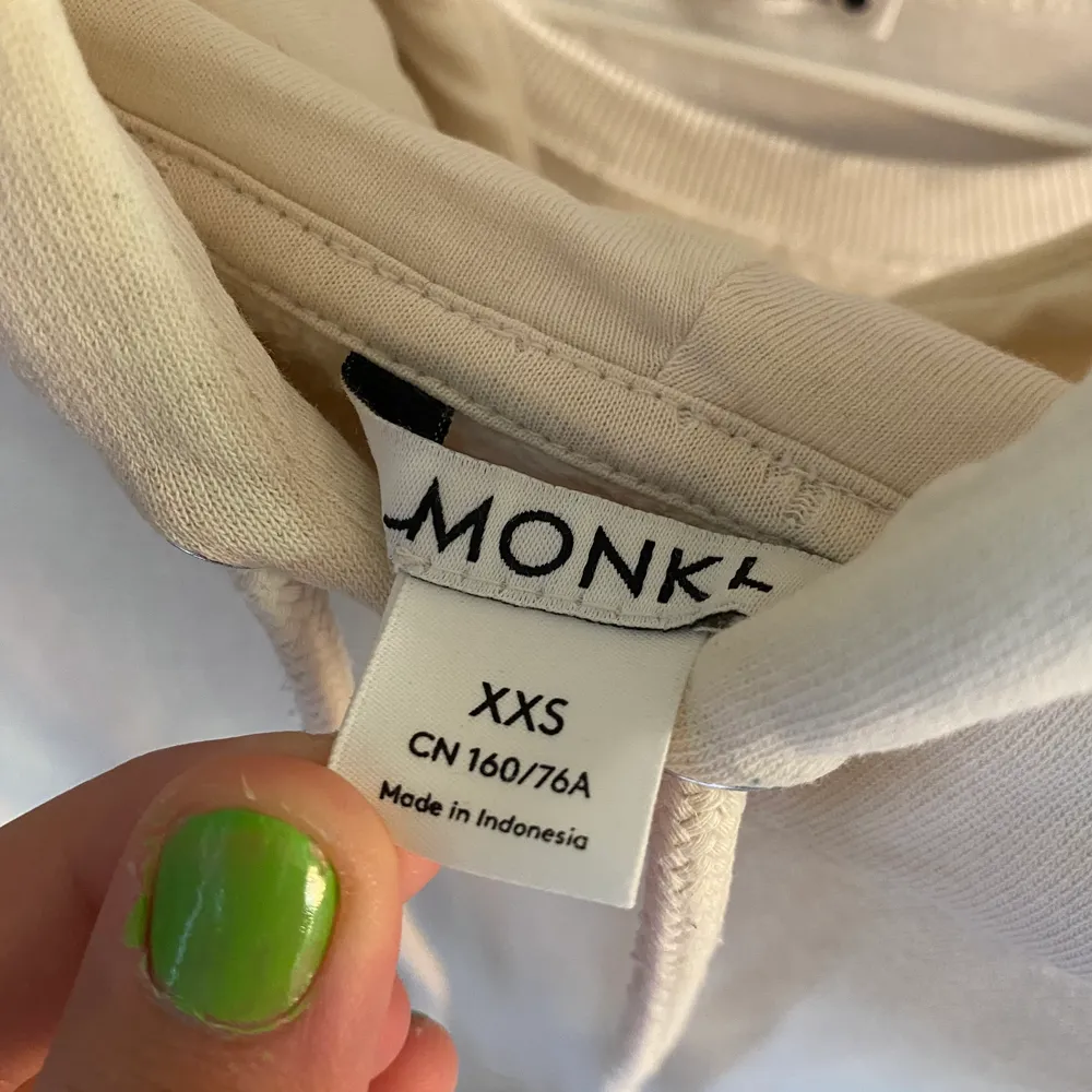 Beige basic hoodie från Monki! Den är i xxs men är ändå större på mig som är 162cm så skulle säga att den kanske egentligen är S. Tröjor & Koftor.