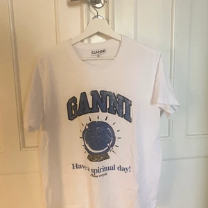 Ganni T-shirt  - T-shirt ifrån Ganni! Väldigt bra skick💙🔮